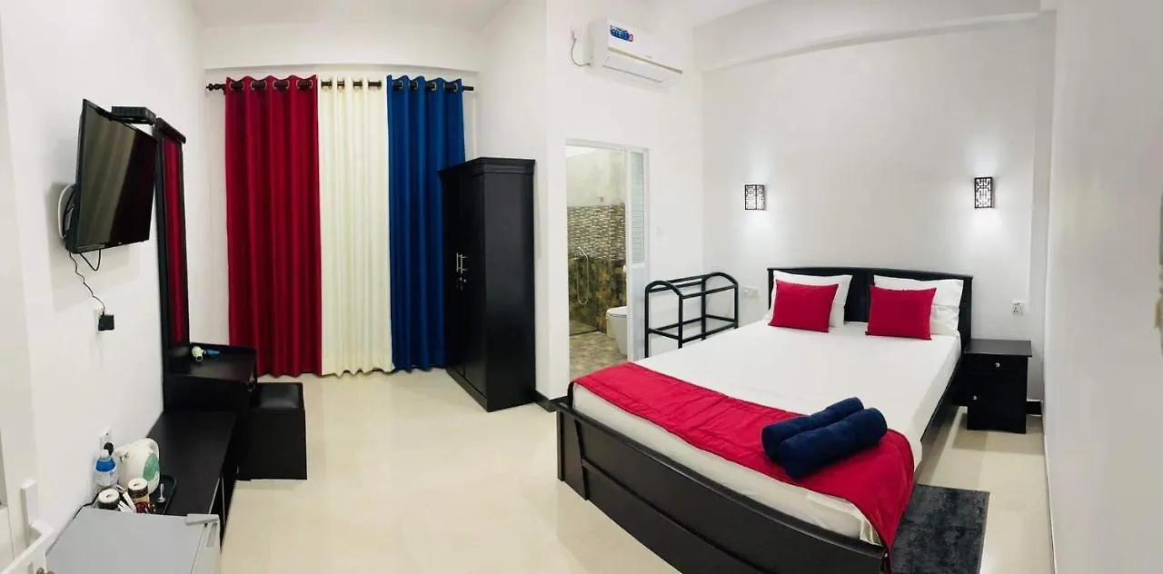 Funwhales Rest House Negombo 3*,