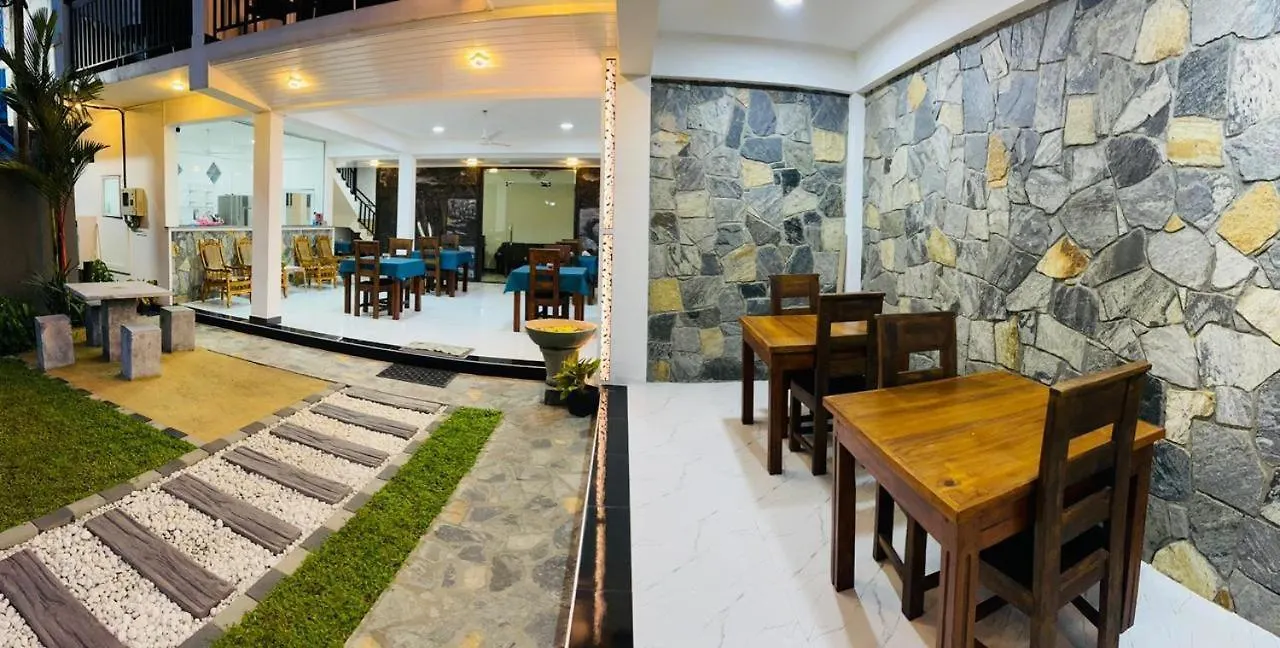 Funwhales Rest House Negombo 3*,