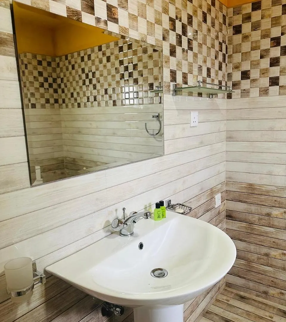 Funwhales Rest House Negombo