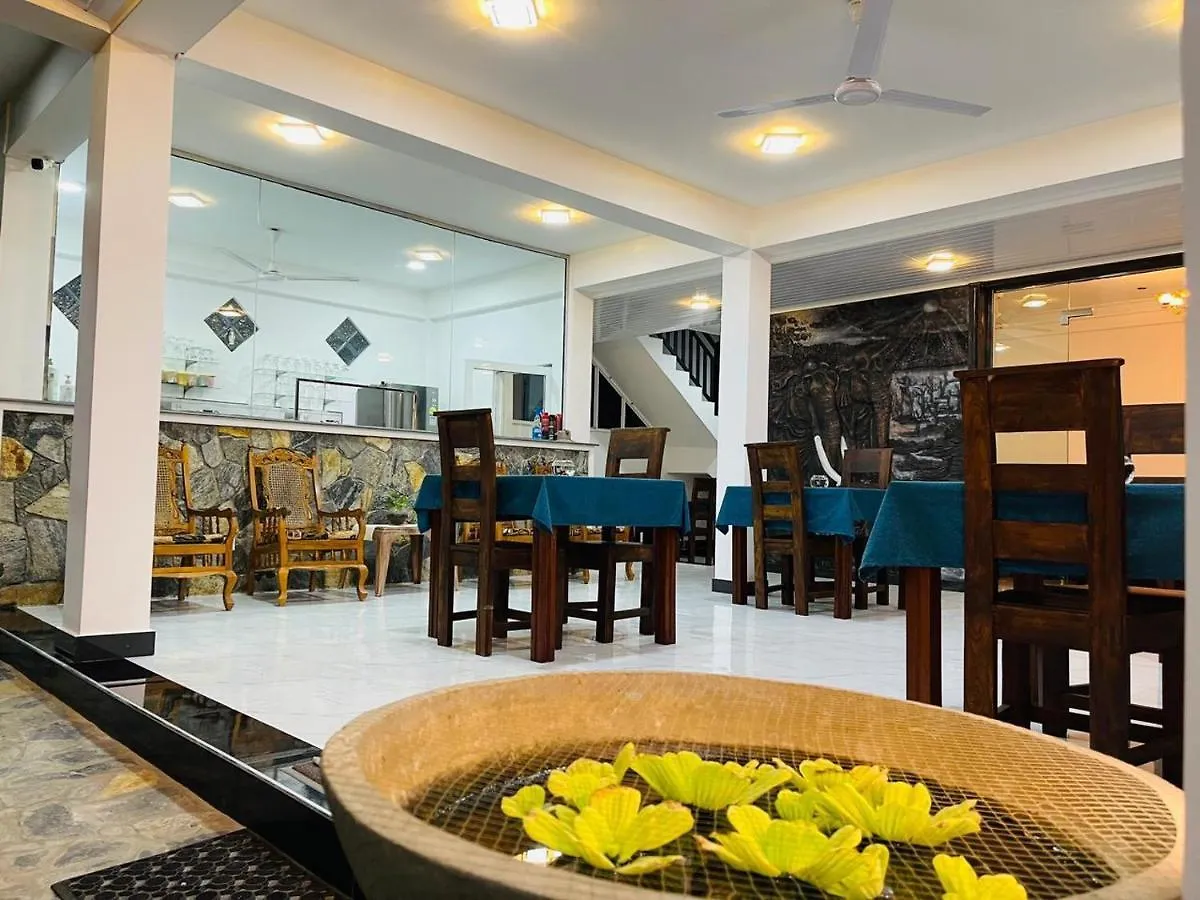 Hotel Funwhales Rest House Negombo 3*,  Sri Lanka