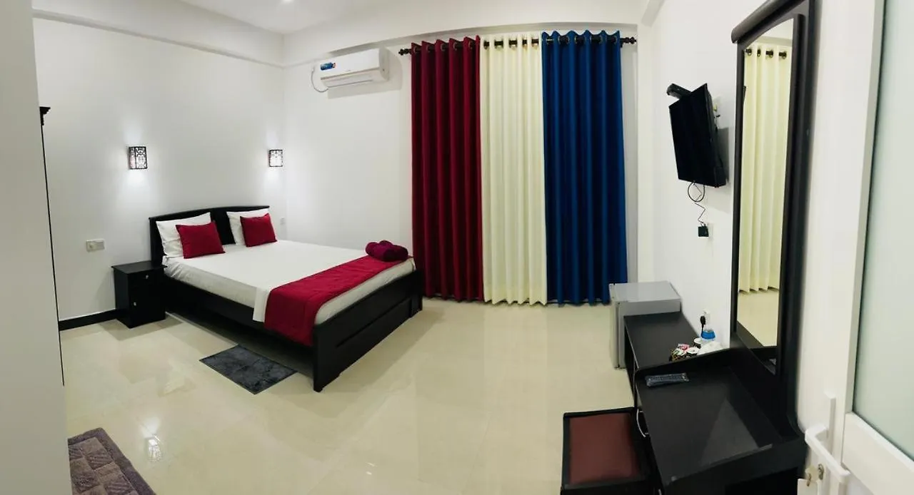 Hotel Funwhales Rest House Negombo